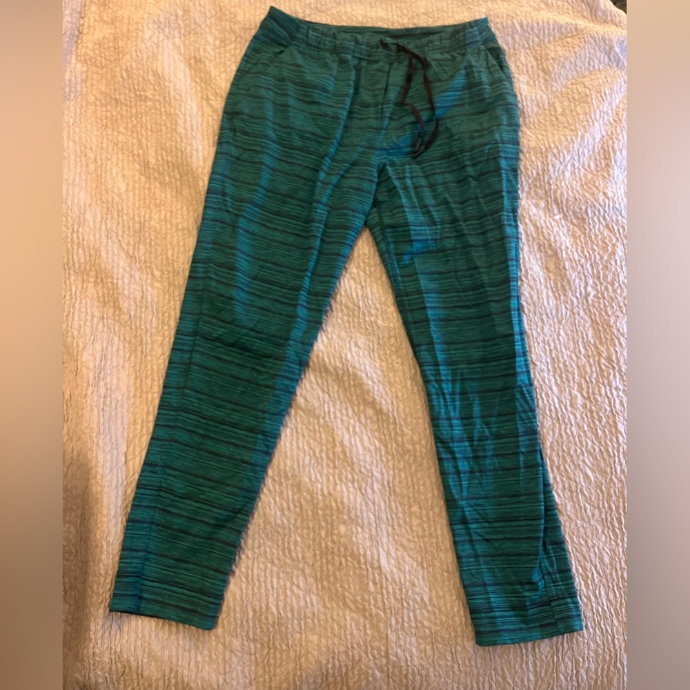 Lululemon on the fly pants size 6, good condition!